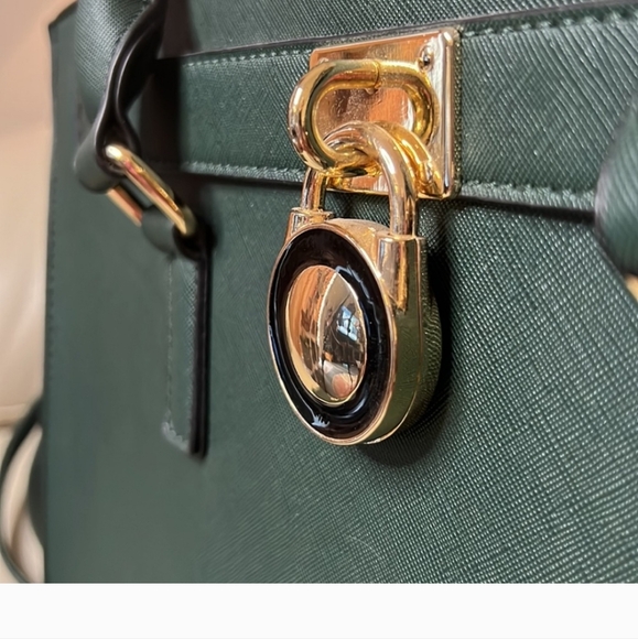 Elegant Green Shoulder Bag Bundle - Picture 7 of 13